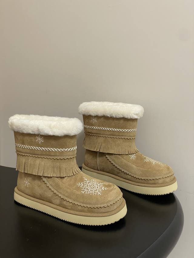 小众品牌 Unfolio 25Fw秋冬新款 网红爆款流苏刺绣厚底短筒雪地靴羊毛短靴 Lumi羊毛短靴推出浅卡其与深泰迪色两色,色调柔和，轻松适配冬日各类穿搭。鞋