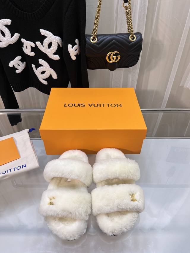 驴家路易威登Lv羊毛拖 官网同步专柜品质 Louis Vuitton 新款双带金属扣羊毛拖鞋细柔软羊毛 頂级品质纯皮毛一体直毛打造！超温暖的感觉，穿上仿佛踩在云