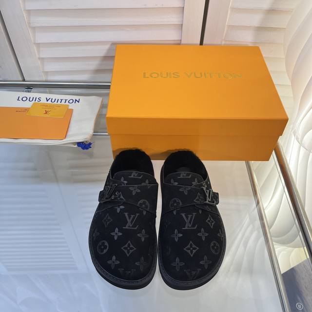 专柜新款毛毛半拖毛拖 Winterbreak Comfert 平底拖鞋 Lv 字母和Monogram 花卉点缀图案的磨砂牛皮面，搭配皮带扣装饰L V经典五金扣。