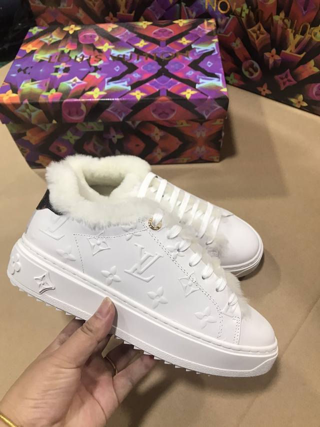 Lv休闲毛毛鞋，Time Out 运动鞋以小牛皮包裹舒软羊毛内衬，直面寒冷时节。柔软鞋面压印品牌经典 Monogram 图案，后侧 Monogram 帆布饰边和