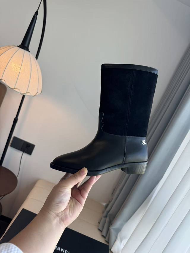 上新拉 Ch*Nel香*儿最新款 皮靴！反毛皮中筒靴 高筒靴，超级设计感 随性搭配 刚上新专柜断码中 ，怎么搭都是超级有范的一款，靴面头层小牛皮+顶级牛京反绒皮