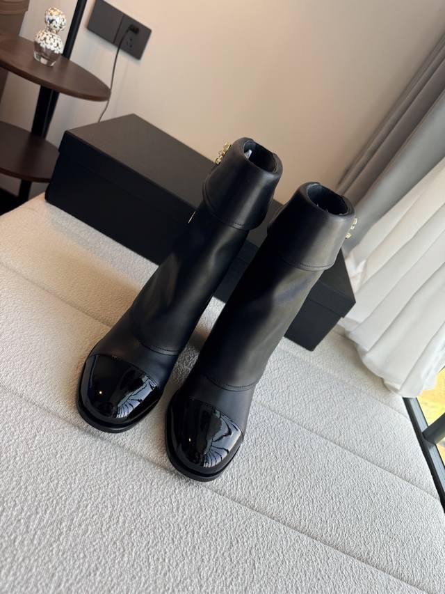 上新拉 Ch*Nel香*儿最新款 皮靴！阔腿款中筒靴 高筒靴，超级设计感 随性搭配 刚上新专柜断码中 ，怎么搭都是超级有范的一款，靴面头层小牛皮+原版五金扣！内