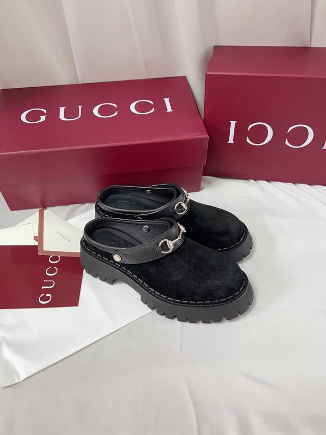 Gucc情侣款马衔扣穆勒鞋拖鞋，原版1:1复制，毎个细节皆经过精心打磨，可与Zg对比如一，顶级代购品质！可两穿哦，脚腕带可放在前面，亦可往后翻放到脚后跟！ 男码
