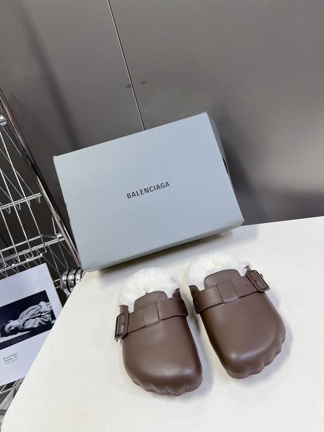 实价 Balenciaga巴黎世家情侣款勃肯拖 出毛里了 Sunday Suede Mule五指勃肯24秋冬秀款勃肯凉拖，五个冲动的脚指印太可爱了，脚感也很舒服