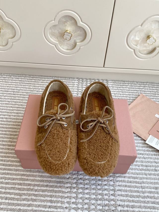Miumiu 2025 ｜ 秋冬新品羊羔毛乐福鞋 新品Miu 羊毛乐福鞋 以更复古的造型重新打造经典乐福鞋 新款采用皮毛一体制成彰显优雅复古气质 更是带有老钱的