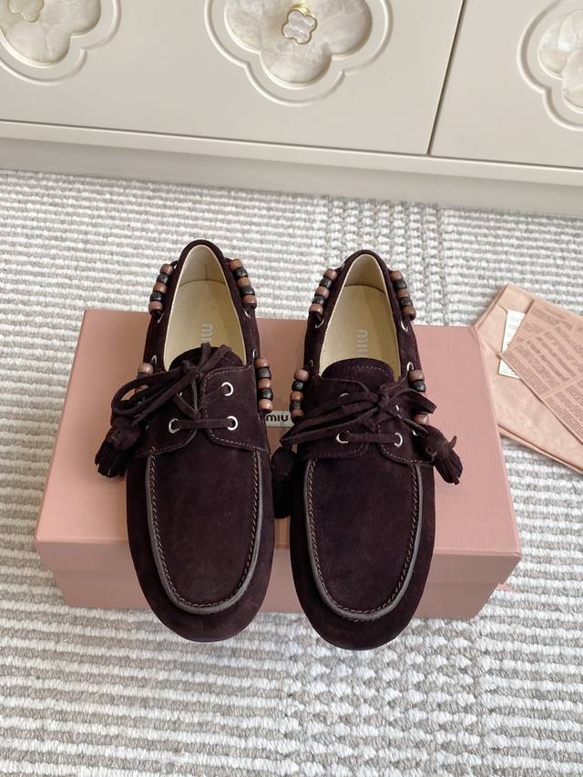 批皮里 羊毛 原版盒包装 代购级Miu Mi* 25Fw Deck Shoes 麂皮船鞋 羊毛乐福鞋 Miumiu家新款Deck Shoes也太有设计感了吧，秋