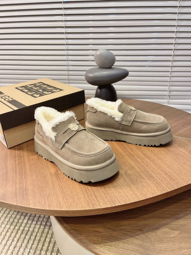 金币雪地靴 美媚必选，秋冬长装短装好配衣服，超显身材秋冬女性必备.保暖神器 源自澳洲，百搭 新款，Mra级摩卡星羊毛，顶级品质.反毛牛绒面料，与羊毛里的绝美匹配