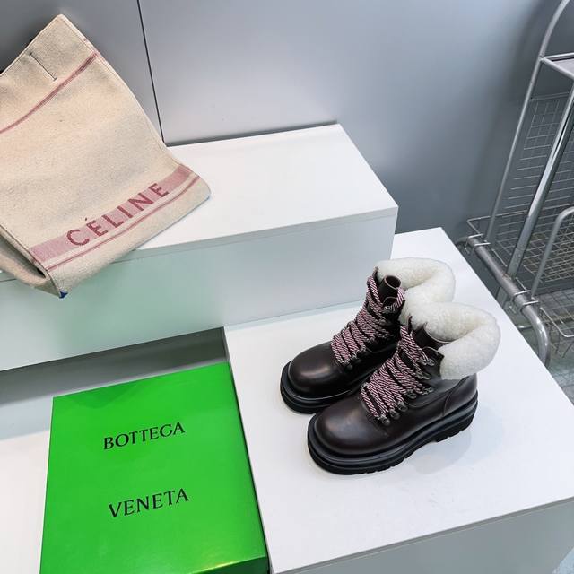 高品质出厂 ！顶级品质 Bottega Veneta 葆蝶家25Ss秋冬Bv新款马丁大黄靴系列经典马丁靴厚底系带领口羊毛短靴！经典不过时 经典再现 缠绕鞋带勾勒