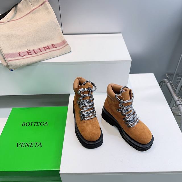 高品质出厂 ！顶级品质Bottega Veneta 25Ss秋冬Bv新品厚底短靴踢不烂马丁靴大黄蜂短靴！ 墙裂推荐 厚底马丁靴 真的满满的酷酷风 休闲又帅气不要