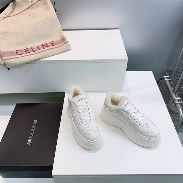 高品质出厂毛里 ！顶级品质Ann Andelman 25秋冬新款赵露思同款松糕厚底保暖羊羔毛小白鞋毛毛阿甘休闲鞋饼干鞋！ 鞋身采用纯色外观和独特层叠曲线设计，呈