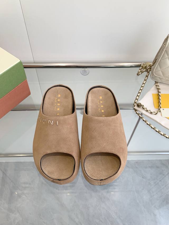 p女 ￥p 男 ￥p Marni新款香蕉拖鞋面马克线手工缝制Logo 高级感造型可爱 脚床增高 Marni这双香蕉拖简直是居家外穿的时尚宠儿再也不用担心异味和脚