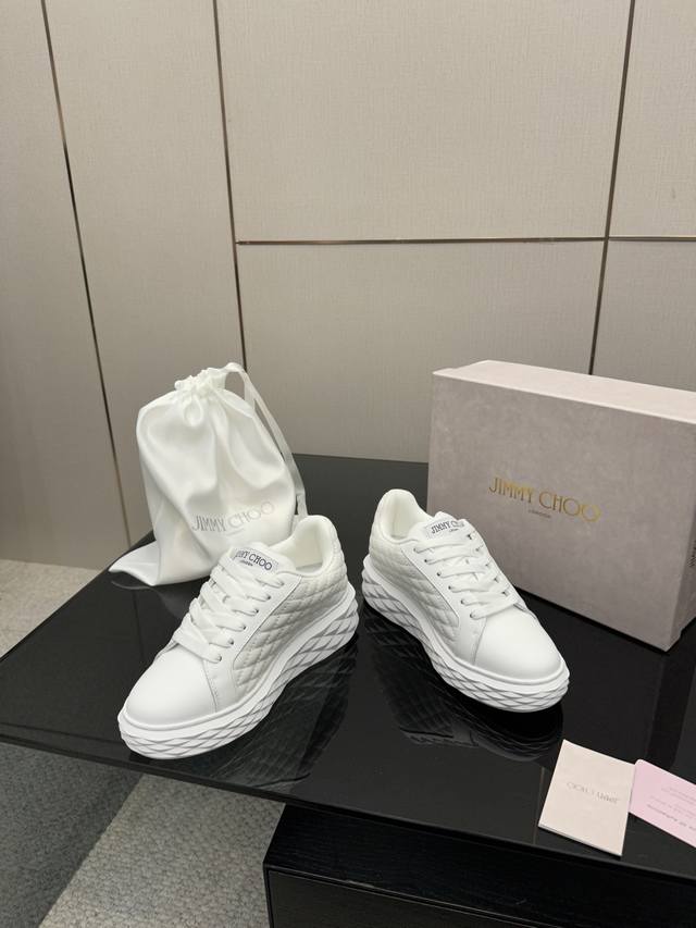 Jmmy Choo 、独家首发，原版开模大底，休闲鞋，搭配休闲好看， 链接现实与未来 突破时间的局限 以全新之姿诠释冷冽未来感极简风格 重塑多元化自我 呈现机械