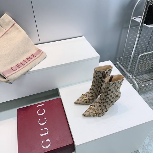 高品质出厂 ！顶级品质Gucci古驰25Ss秋冬新品经典老花布马衔五金扣细跟尖头短靴！ 以标志性美学重塑冬日踝间格调。 浅金色调马衔扣缀于靴面 复刻品牌七十载经