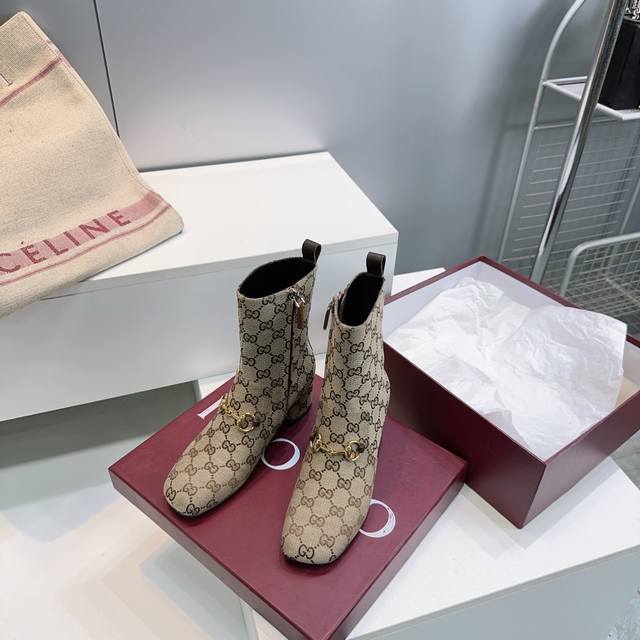 高品质出厂 ！顶级品质Gucci 古驰25Ss秋冬新品经典老花布马衔五金扣粗跟圆头短靴！ 以标志性美学重塑冬日踝间格调。 浅金色调马衔扣缀于靴面 复刻品牌七十载