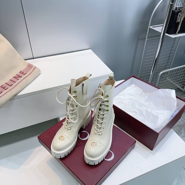 高品质出厂 ！顶级品质Gucci 古驰25秋冬新品女士经典双G系带粗跟短靴马丁靴！ 这款系带踝靴采用标志性Gg牛皮革精心制作，彰显品牌隽永优雅的美学风格。这款踝