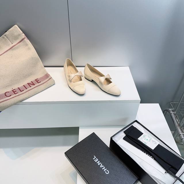 高品质出厂 ！顶级品质Chanel香奈儿26春夏新品小香蝴蝶结珍珠跟圆头玛丽珍单鞋！平跟芭蕾舞鞋！ 简约大方的外观，使其在城市街头也能轻松搭配各种服饰，展现您的