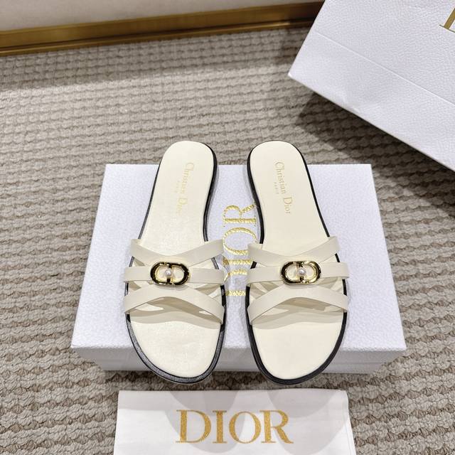 代购级别！ Dior Cruise 2026的新款，简约超级百搭. 上脚完美奢华可任意搭配春夏服饰. 脚感更是舒适！鞋面采用白色小牛皮表带，中间带有白色树脂珍珠