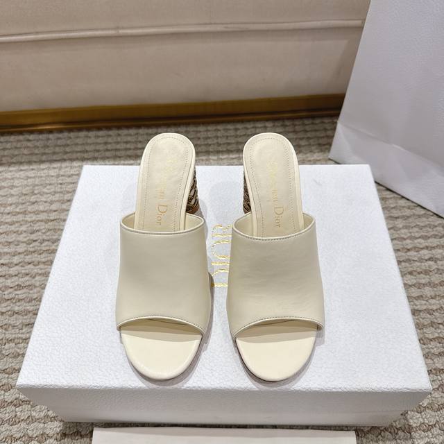 代购级别！ Dior Icon高跟鞋超越了House的高级时装规范。白色小牛皮鞋面由8厘米的金色金属图形Cannage圆柱形鞋跟提升，为专属的标志性图案提供了现