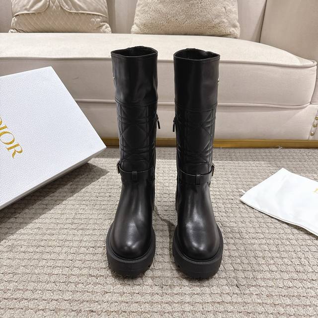 代购级别！ D-Town靴子展现了大胆、现代的吸引力。鞋面采用黑色小牛皮和尼龙材质，配有Cannage缝线，侧面饰有金色金属Christian Dior par