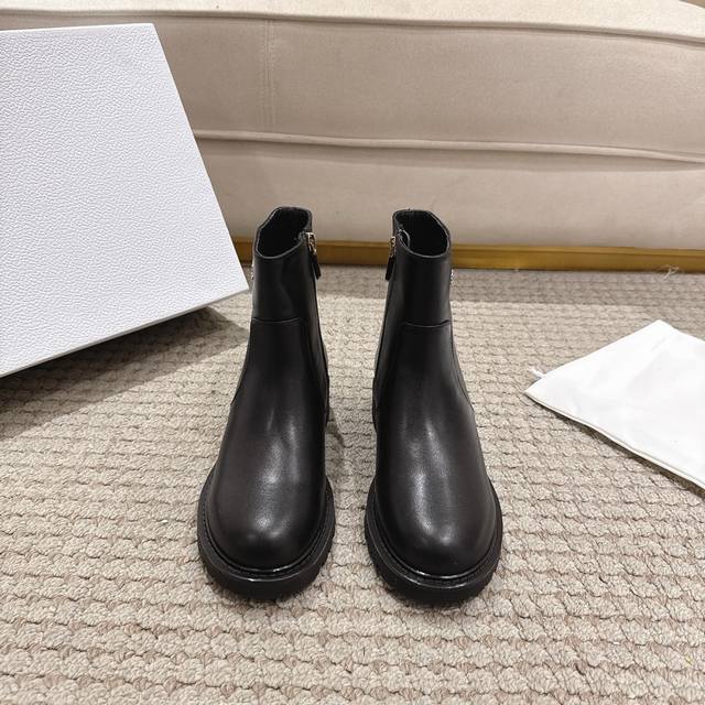 代购级别！ 迪奥 D-Town踝靴是一款具有永恒外观的款式。黑色拉丝牛皮鞋面饰有金色金属Christian Dior paris签名。侧拉链开合，带星形缺口的橡