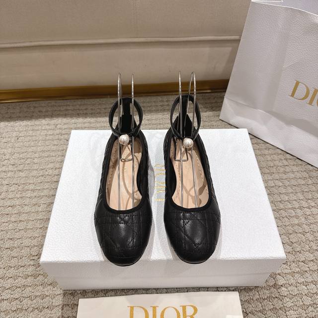 代购级别！ 迪奥 Dior 芭蕾鞋以 Dior 的高订美学，重新演绎经典风格。采用经典彩色皮革精心制作，饰以藤格纹图案，鞋面饰以精美的罗缎蝴蝶结，点缀以灵感源自
