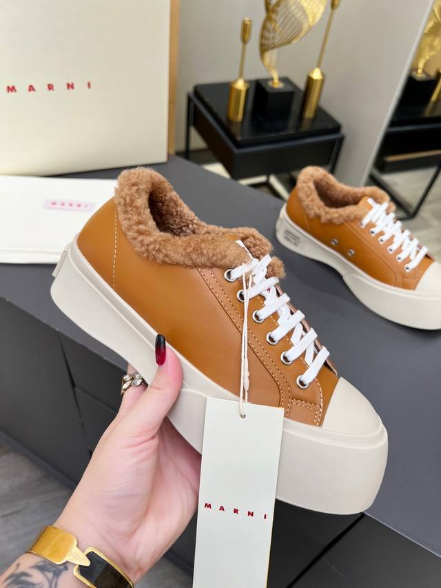 Marni明星同款高版本 全套包装 澳洲羊卷毛里，这个冬天不怕冷了 原版1:1打造，增高神器即蠢萌又可爱又时髦，一秒萌动少女心，Marni走秀款，经典的大头鞋鞋