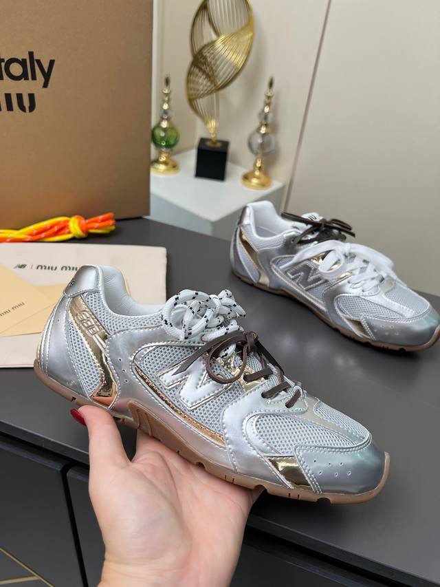 总共51个颜色网面12个颜色单鞋20个颜色半拖 皮里9个颜色半拖 毛里3个颜色毛里3个颜色内增高5厘米 4个颜色 Miumiu 缪缪 X New Balance