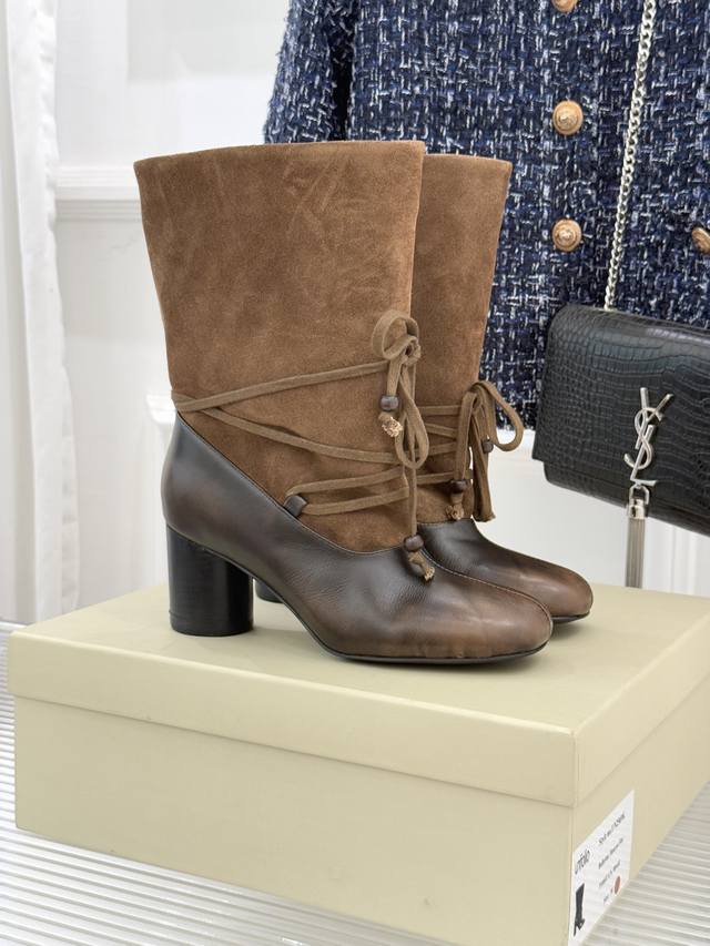 厂价 Unfolio25Wf新品复古绑带粗跟短靴 当地中海的浪漫风遇见复古美学 这款短靴便有了恰到好处的时髦张力。 不刻意张扬 却能凭细节成为造型焦点 让日常穿