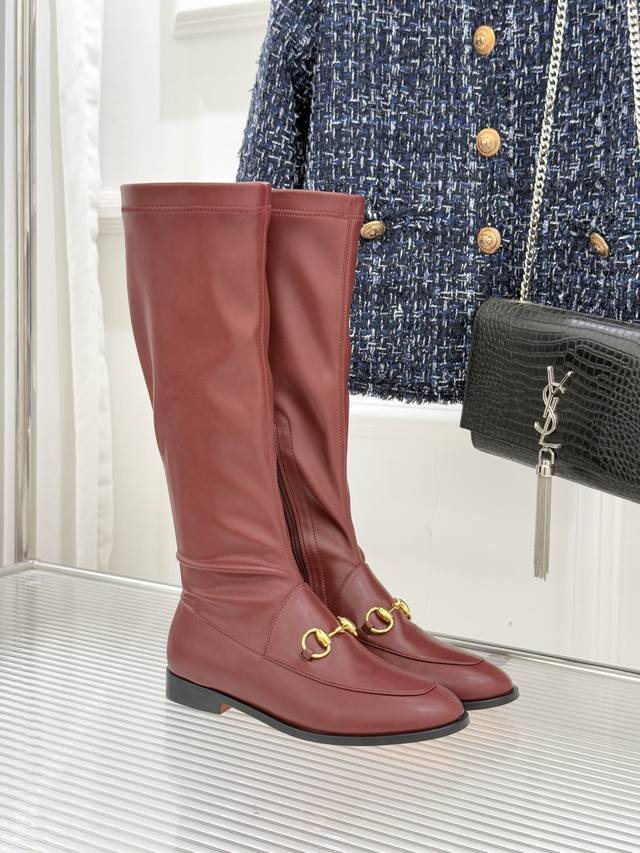 厂价 Gucci 古驰经典双G马衔扣复古乐福弹力靴 当百年马术基因邂逅现代穿着哲学 这款弹力靴便有了跨越时光的魅力 标志性马衔扣以浅金色调雕琢 既是品牌起源的优