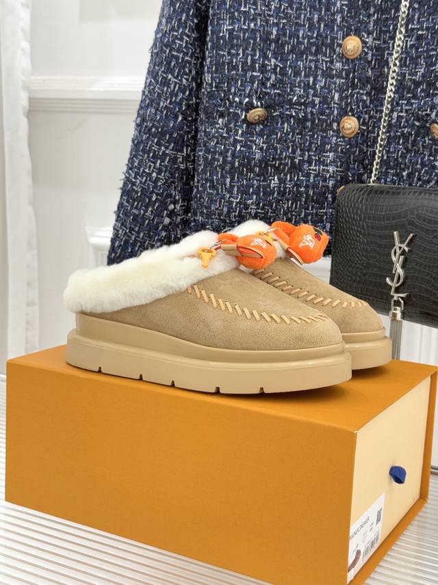 厂价 驴家25Wf新品压花钥匙包包毛毛鞋 答应我一定要每人来一双好嘛 日常Ootd就没有它搭配不了的 鞋头压花Logo点缀尽显精致感 鞋型真的值得我推一万年 非