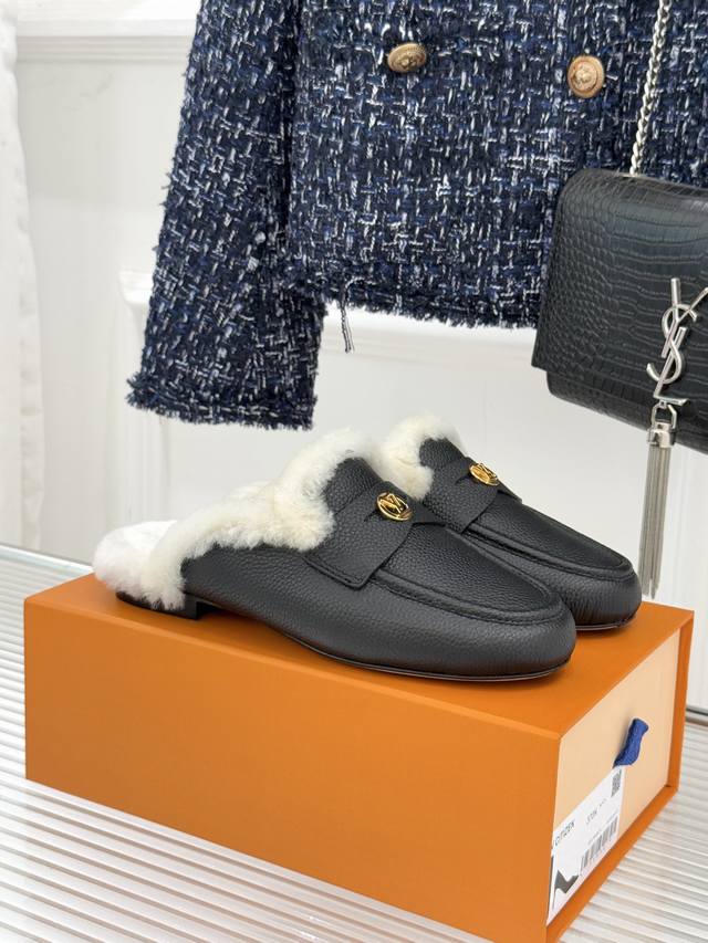 厂价 驴家25Wf新品金属圆标穆勒半拖毛拖 当Lv百年奢雅基因邂逅穆勒鞋的慵懒精髓 这双毛拖以柔暖质感与标志性设计 鞋身点睛之笔当属复古金属圆标 镌刻经典Lv标