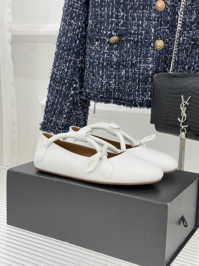 厂价 Alaia 阿莱亚25Wf新品复古手袋系列 玛丽珍鞋 当1992年的经典廓形重逢80年代的性感基因 Alaia以匠让复古风潮在当代绽放别样光彩 复古手袋承