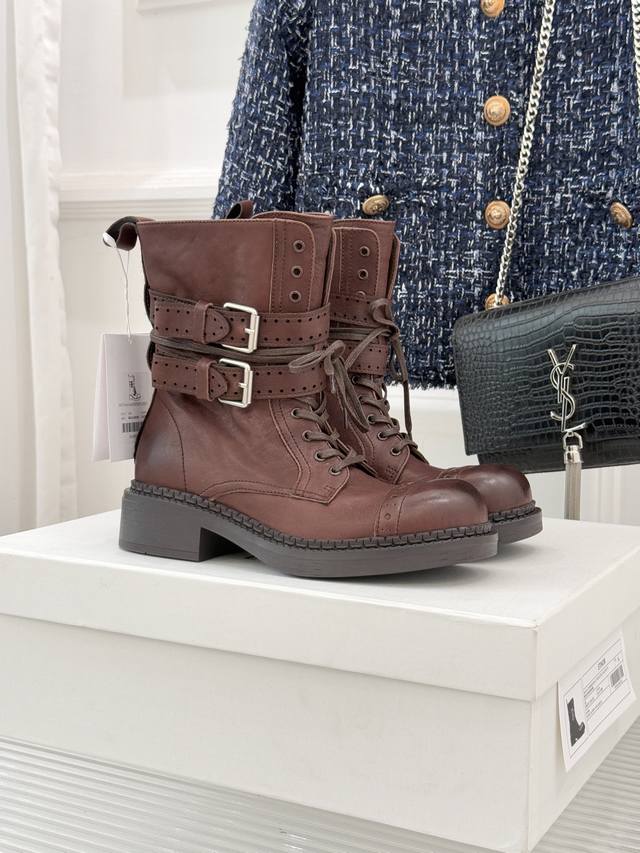 厂价 Ethor 25Wf秋冬新品 复古双扣机车靴 今年秋冬被这双机车靴狠狠拿捏！ 硬朗靴型自带酷飒气场 双扣带设计注入不羁灵魂 做旧皮革纹理藏着复古故事 踩上