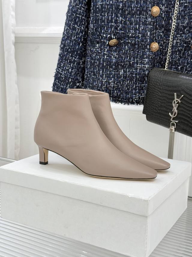 厂价 The Row25Wf新品复古小方头 侧拉链猫跟短靴 以“少即是多”的设计哲学为骨 将复古底蕴与现代优雅织入靴履肌理。 沉淀出不逐潮流的低调奢华。 标志性