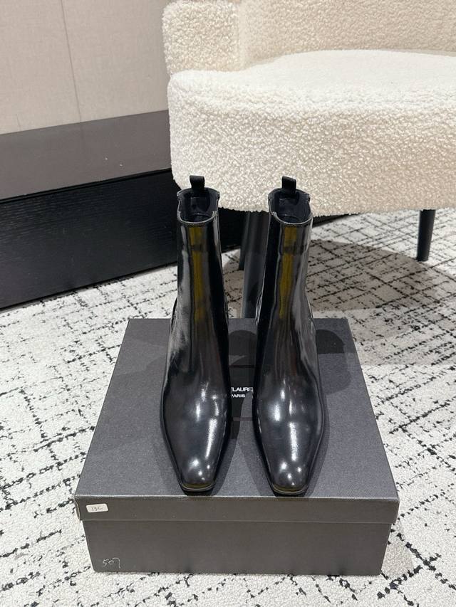 Saint Laurent Ysl圣罗兰 25 切尔西短靴 Ysl这款靴子的设计亮点在于其独特的方形尖鞋头，强烈的视觉冲击力为您带来更多魅力气场。设计犹如点睛之