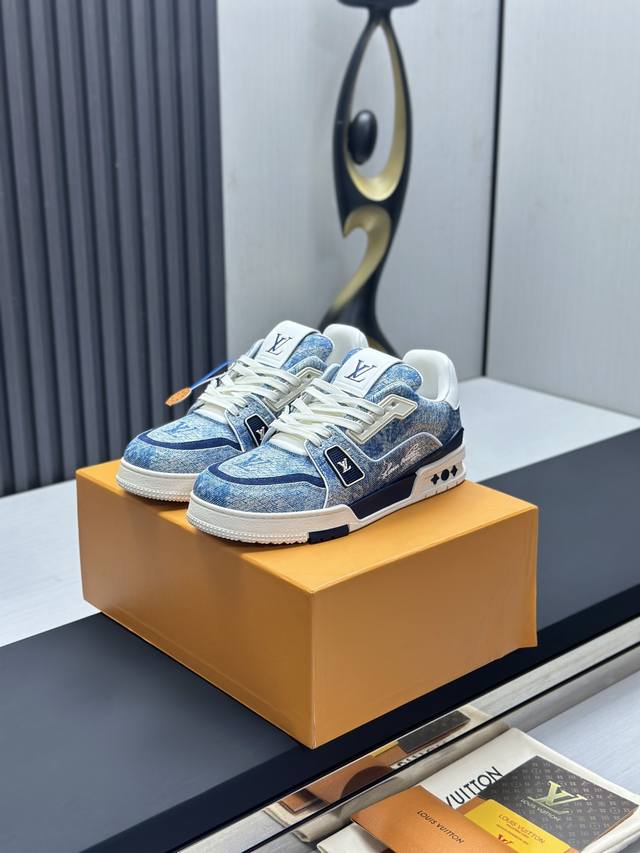 D工厂p直销￥ 顶级版本 Lv-路易威登-经典走秀新款 空胶工艺 原版1：1开发复刻！！上脚非常舒适 奢侈用料，做工精细，中底印有欧洲制造英文字母 鞋面由意大利