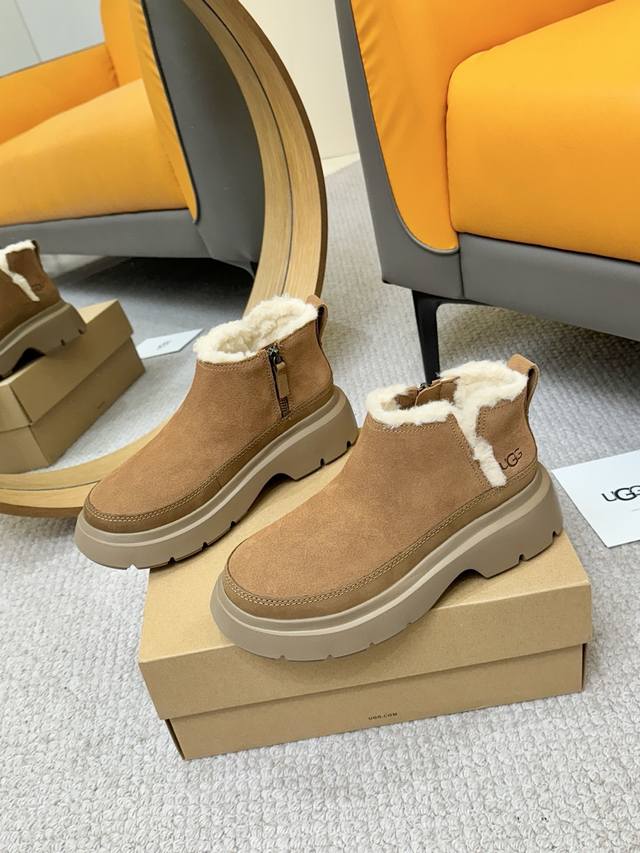 赛特奥莱Ugg拉链雪地靴新品开箱 女士羊毛靴卡莉缪斯超迷你靴 脚面鞋带侧面拉链设计 非常好穿的一款 不挑脚型不压脚背 超轻Eva大底 油蜡皮封边细节质感满满哦