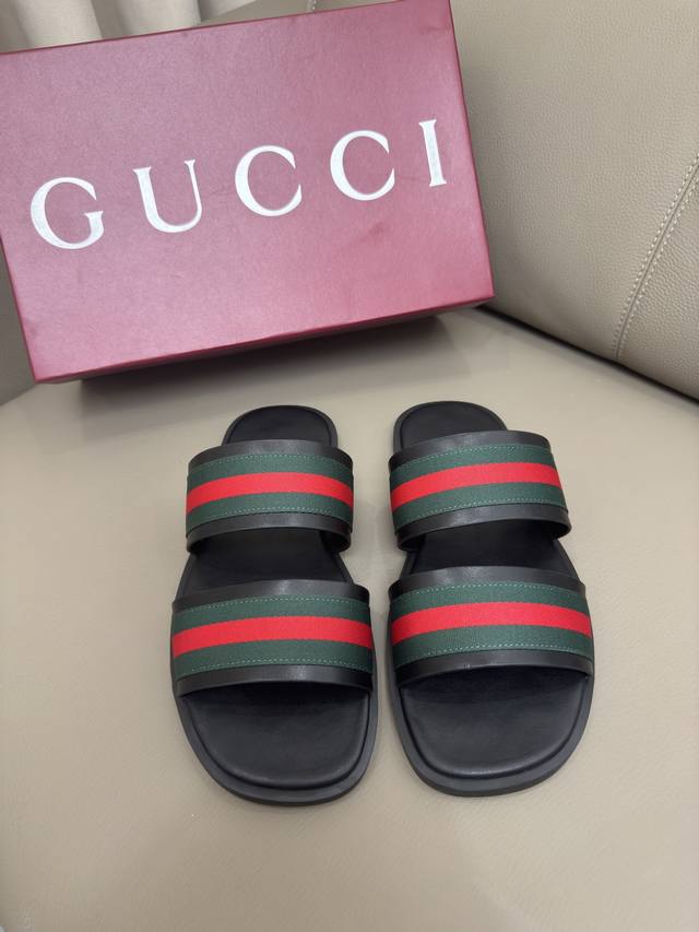 优雅风2025夏季新款男人牛皮拖鞋 从为品牌注入荣光的20世纪70年代典藏设计撷取灵感，这款牛皮革凉鞋上以细节元素焕新呈现。新推系列以全新方式探索品牌典藏符号元