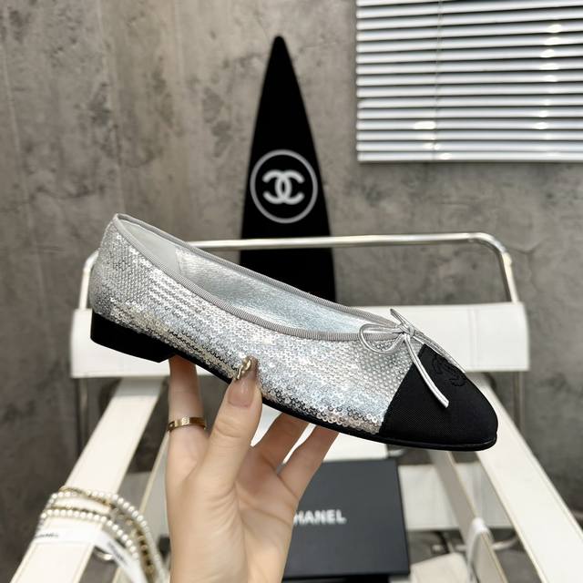 香奈儿最新系列，出厂价p 粗跟方头拼色百搭高跟后空女凉鞋 材质:鞋面采用进口全粒面混种羊皮拼接真丝绸缎+内里混种羊皮+意大利进口牛皮底Size:35–39 跟高