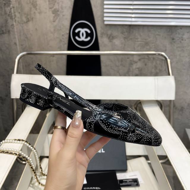 香奈儿最新，星空点，系列，出厂价p .粗跟方头拼色百搭高跟后空女凉鞋 材质:鞋面采用进口全粒面混种羊皮拼接真丝绸缎+内里混种羊皮+意大利进口牛皮底Size:35