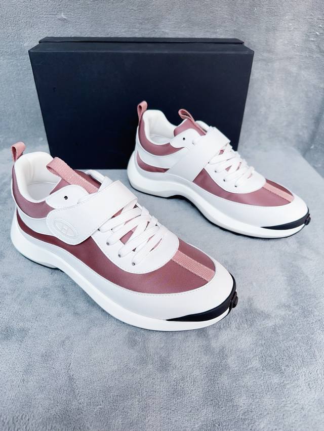 出厂价pp： 情侣款 爱马仕Hermè*官方最新高端休闲鞋，独特的品牌专有皮革拼接定定制布料+鞋舌品牌布标Logo装饰，立体感十足 有眼前一亮的感觉 ，脚感柔软