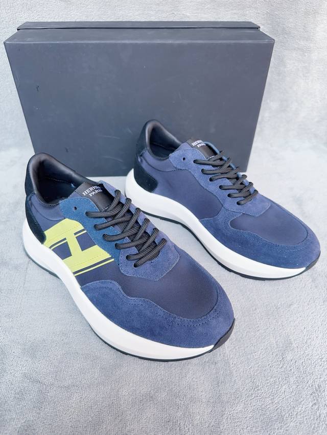 出厂价p Hermè*爱马仕 官方最新高端男士运动休闲鞋，进口原版飞织透气棉面料，脚感舒适，立体感十足 有眼前一亮的感觉 内里鞋垫均进口小羊皮，脚感柔软舒适 T