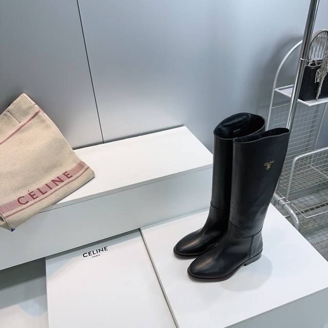 高品质出厂厂 ！顶级品质Celine 赛琳25Ss秋冬新品凯旋门厚底长靴直筒骑士靴！ 这一季好看的款式真的是很多 比如这款军靴就很机车风 简易一脚蹬靴筒设计 完