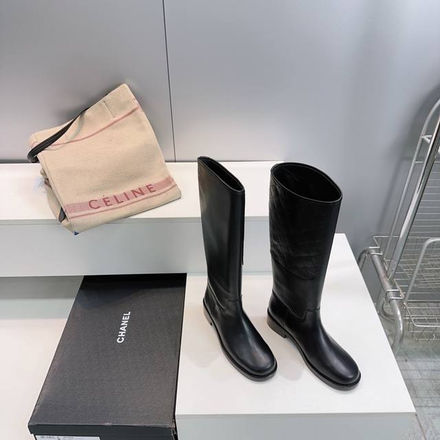 高品质出厂 ！顶级品质Chanel香奈儿25Ss秋冬经典C家小香电绣菱格一脚蹬直筒骑士靴长靴！ 这款骑士靴真的是帅气时尚的代表，双C电绣Logo 低调不失奢华！