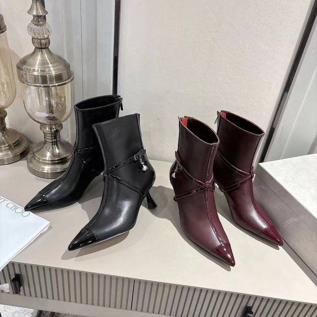 Jimmy Choo 2025早秋Aren pum 高跟鞋，进口柔软小羊皮拼抛光牛皮，质感柔软细腻又不失高级感。尖头6.5厘米小锥跟，优雅稳固，全天上脚不累。日