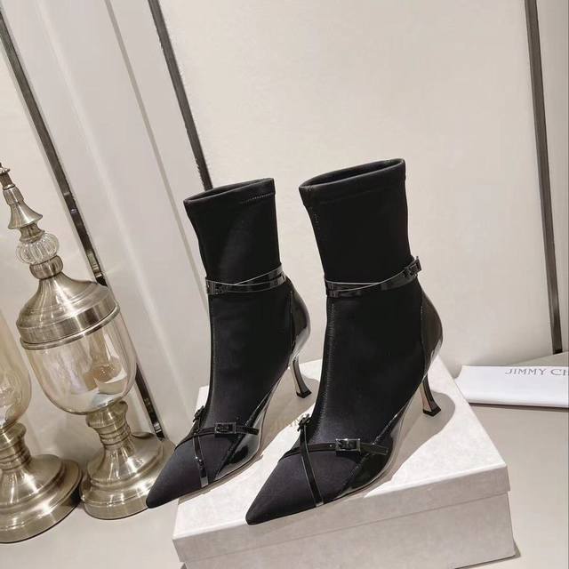 Jimmy Choo 尖头弹力靴大热合作款Ins上超火爆的单品出席各种聚会婚礼必成焦点！ 全新升级Zp定制特殊面料、最新原版扣开摸、市面看图开的扣完全不对版、绝