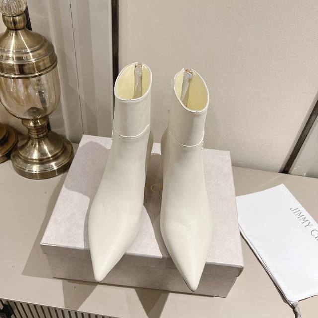 Jimmy Choo 224 最新尖头单鞋短靴新品 鞋面绑带设计特别有个性时尚，脚感舒适凹造型必备经典百搭美得无与伦比 超好穿 上脚非常舒适 ！秋冬爆款舍我其谁