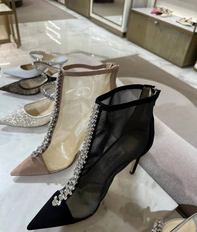 Jimmy Choo 秋冬蕾丝镶钻高跟靴一双Bing Bing的Jc靴子 时尚小姐姐必备单品，穿起来霸气十足。材质:采用原版1:1复刻贴钻 垫脚羊皮 意大利真皮