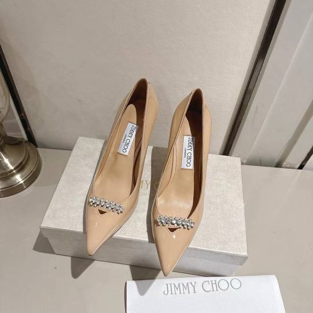 Jimmychoo 周仰杰这一季的新款很美哟[萌萌哒R][萌萌哒R] 可以小小期待一下啦～ 新款Belinda搭配了8.5厘米可爱的小方跟，Bling Blin
