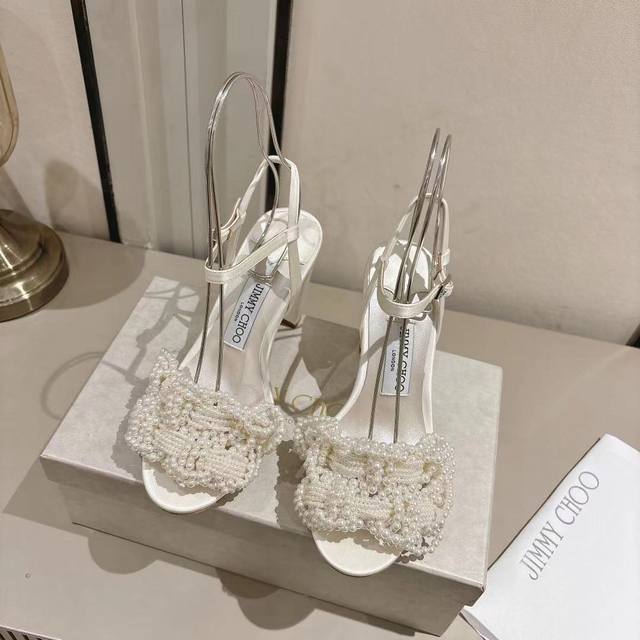 Jimmychoo 周仰杰缎面珍珠粗跟凉鞋，优雅贵气珍珠编织配缎面，尽显温润优雅。 手工串珠编织不磨脚，通勤逛街走一天不累。鞋面方头珍珠编织不顶脚，黑白两色百搭